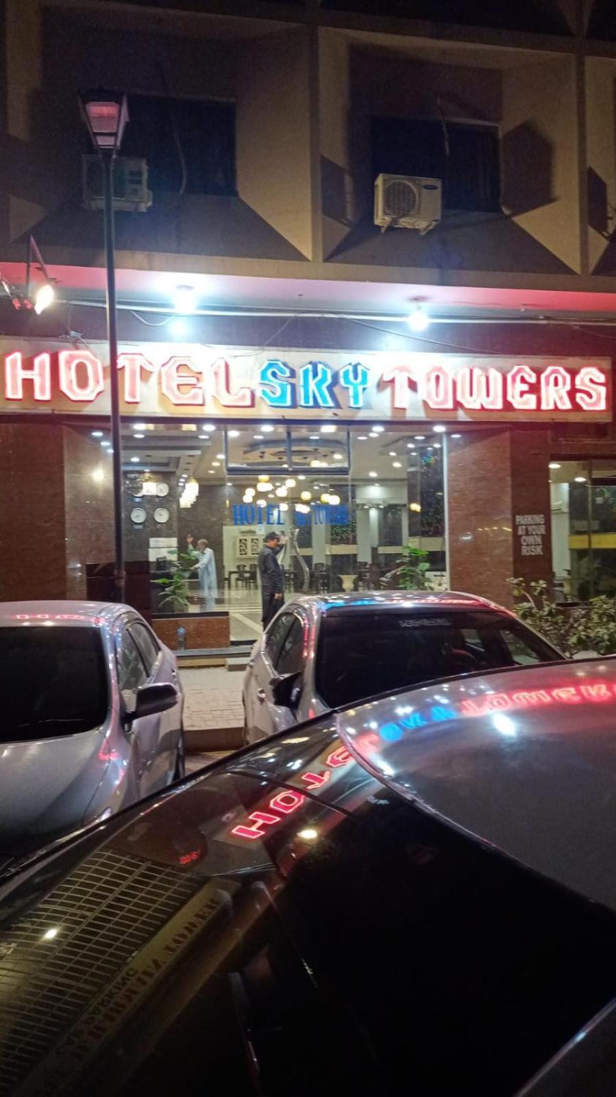 Hotel Sky Towers Karachi Esterno foto