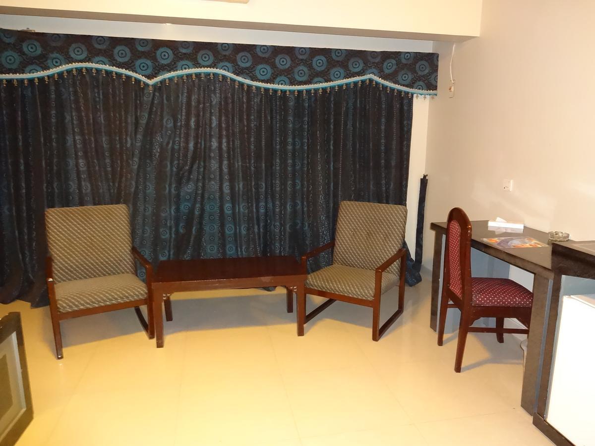 Hotel Sky Towers Karachi Esterno foto
