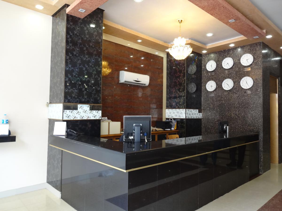 Hotel Sky Towers Karachi Esterno foto