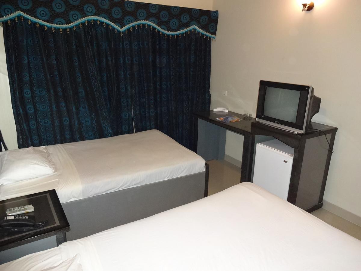 Hotel Sky Towers Karachi Esterno foto