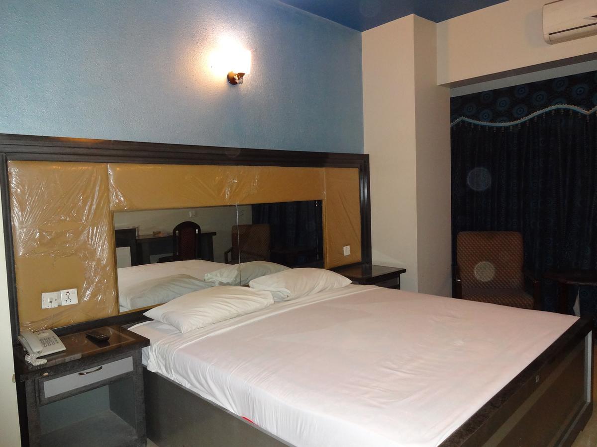 Hotel Sky Towers Karachi Esterno foto