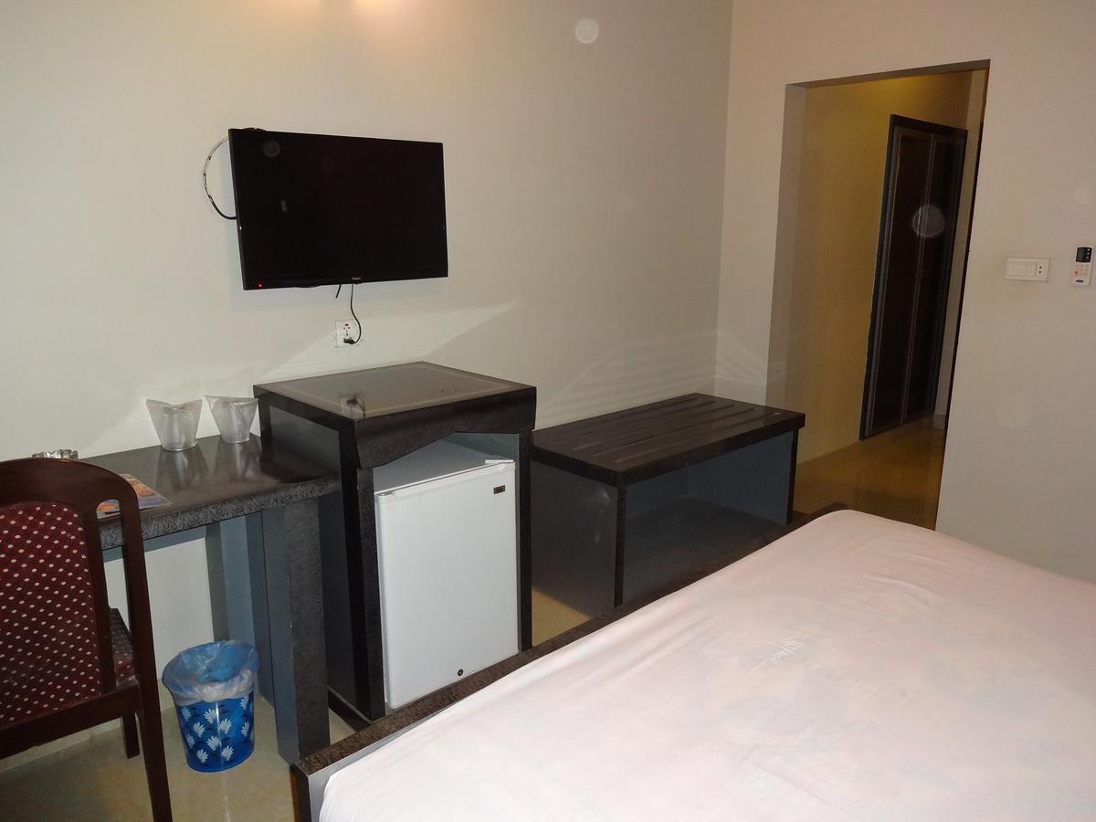 Hotel Sky Towers Karachi Esterno foto