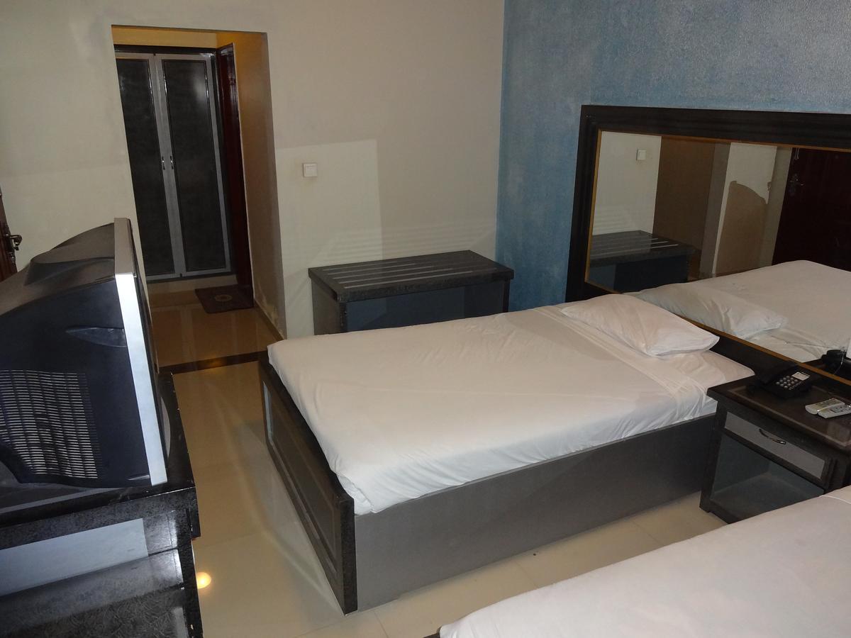 Hotel Sky Towers Karachi Esterno foto