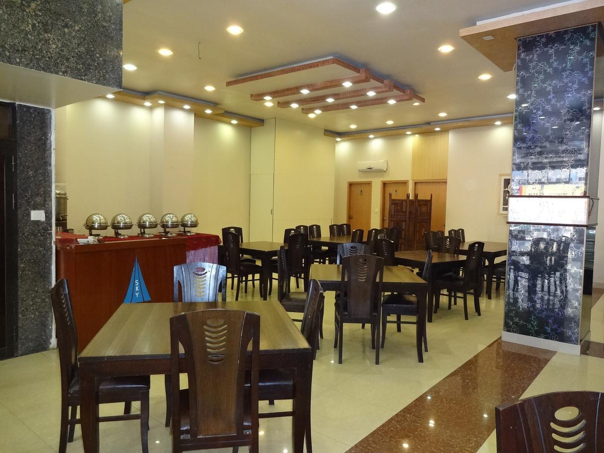 Hotel Sky Towers Karachi Esterno foto