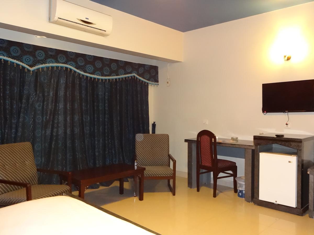 Hotel Sky Towers Karachi Esterno foto