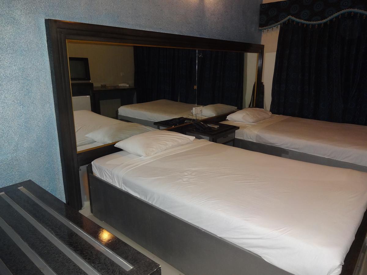 Hotel Sky Towers Karachi Esterno foto