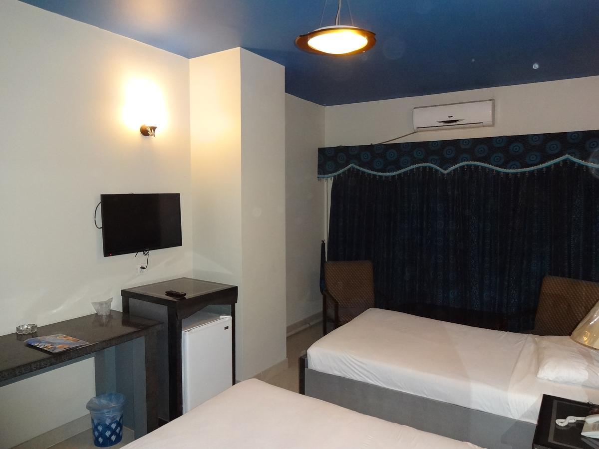 Hotel Sky Towers Karachi Esterno foto